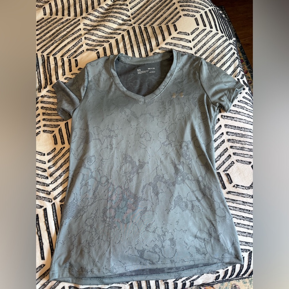 Women’s under armor workout t size S